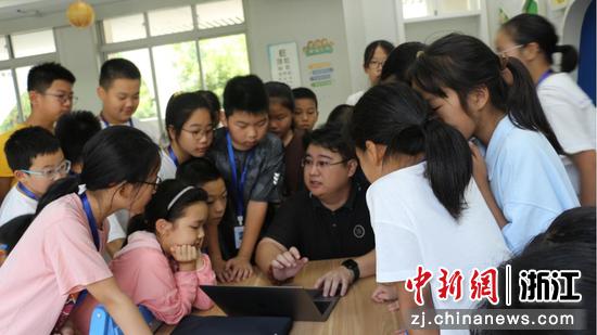 大学生们利用暑期社会实践将音乐科技展厅的“黑科技”带到暑托班,互动展示人工智能歌手创作歌曲的过程。学校供图